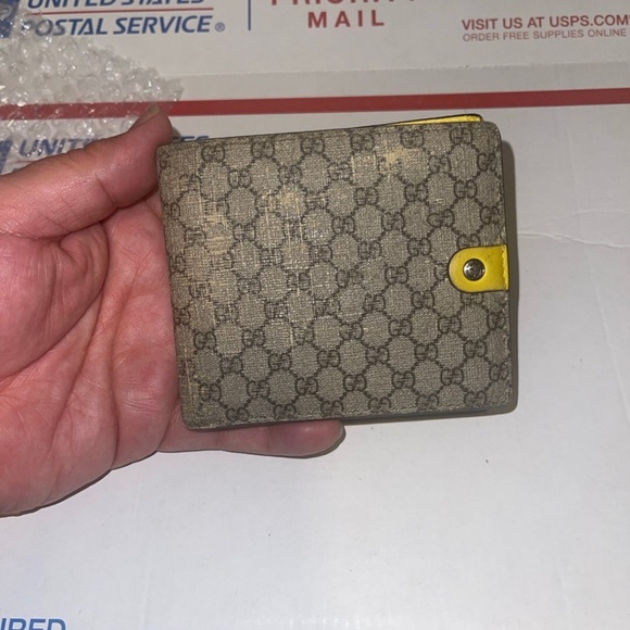 New Gucci wallet has a distressed look - Picture 7 of 11